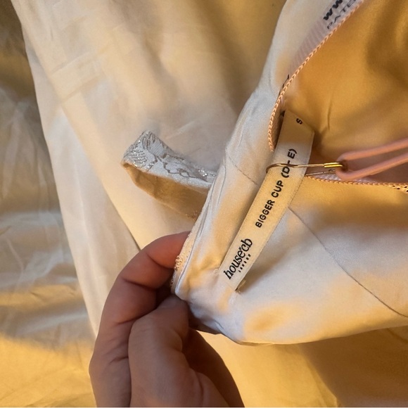 HOUSE OF CB - PALOMA

NWT AND PROTECT TAG- Ivory Metallic Jacquard Midi Dress - Picture 5 of 9